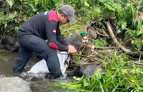 Warga Wukirsari bersama DLH Sleman bersihkan Sungai Tepus. Aksi ini dorong kesadaran lingkungan dan cegah risiko banjir.